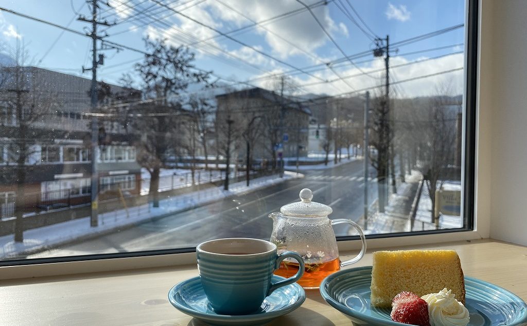 札幌カフェ Cafe Ebru エブル 空 山 坂を映す窓が心をゆるめてくれるオシャレ空間 A Day In The Cafe 札幌でカフェ のある暮らしを楽しむメディア